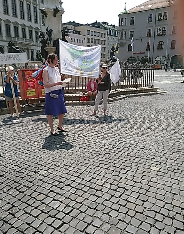 Augsburg 18.06.2023 BIFA Friedensmahnwache Rathausbrunnen