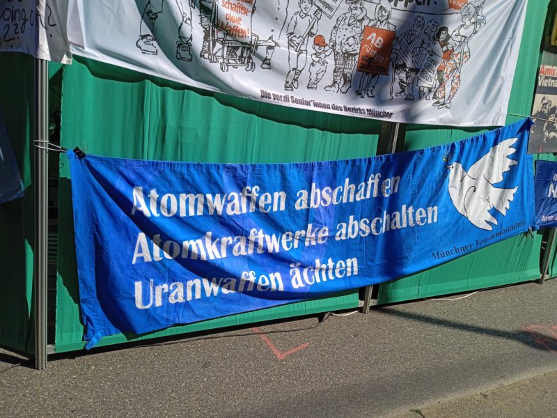 Transpi: Atomwaffen abschaffen, Atomkraftwerke abschalten, Uranwaffen ächten!